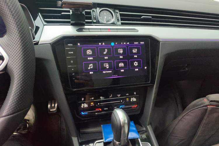 Used Volkswagen Magotan 2025 Zhongxiang Version 330TSI DSG Luxury Edition Audio And AC Panel
