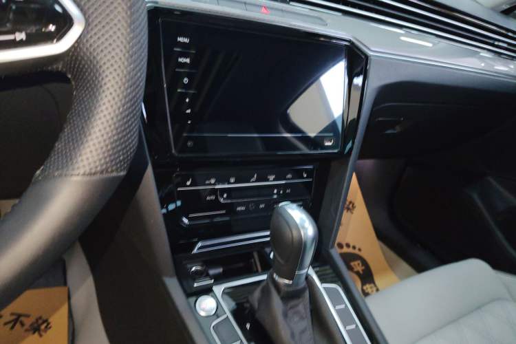 Used Volkswagen Magotan 2025 Zhongxiang Model 280TSI DSG Luxury Version Audio And AC Panel