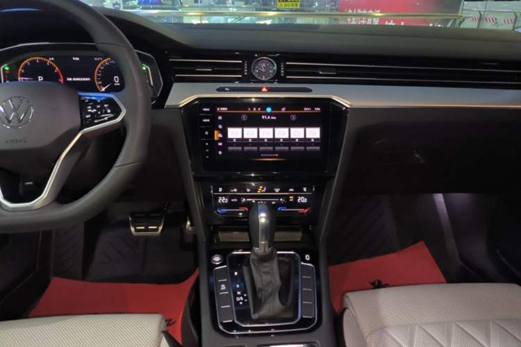 Used Volkswagen Magotan 2025 Zhongxiang Version 330TSI DSG Luxury Edition Audio And AC Panel
