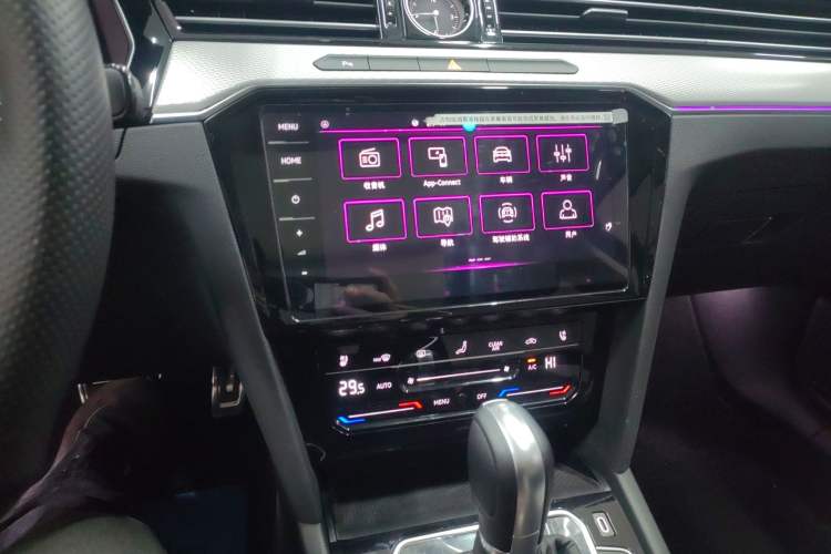 Used Volkswagen Magotan 2025 Zhongxiang Version 330TSI DSG Luxury Edition Audio And AC Panel