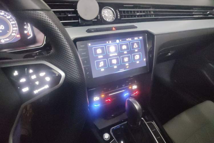 Used Volkswagen Magotan 2025 Zhongxiang Version 330TSI DSG Luxury Edition Audio And AC Panel
