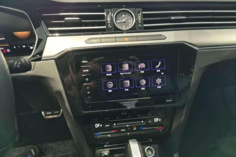 Used Volkswagen Magotan 2025 Revised Version Zhongxiang Edition 280TSI DSG Luxury Trim Audio And AC Panel