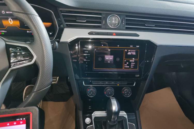 Used Volkswagen Magotan 2025 Zhongxiang Version 280TSI DSG Comfort Edition Audio And AC Panel
