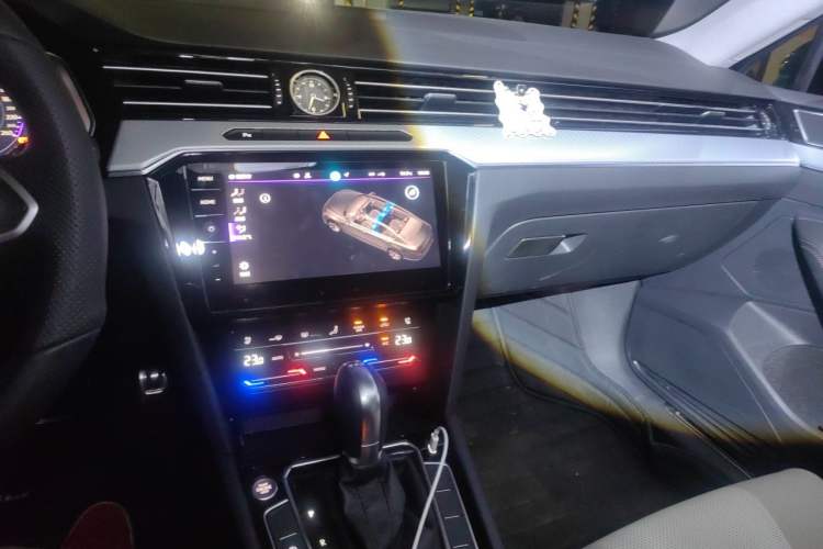 Used Volkswagen Magotan 2025 Revised Version Zhongxiang Edition 330TSI DSG Luxury Trim Audio And AC Panel