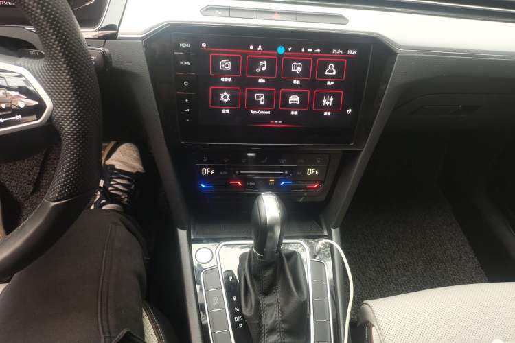 Used Volkswagen Magotan 2025 Revised Version Zhongxiang Edition 330TSI DSG Luxury Trim Audio And AC Panel