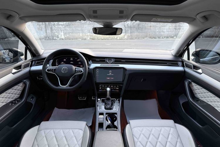 Used Volkswagen Magotan 2025 Revised Version Zhongxiang Edition 330TSI DSG Luxury Trim Audio And AC Panel