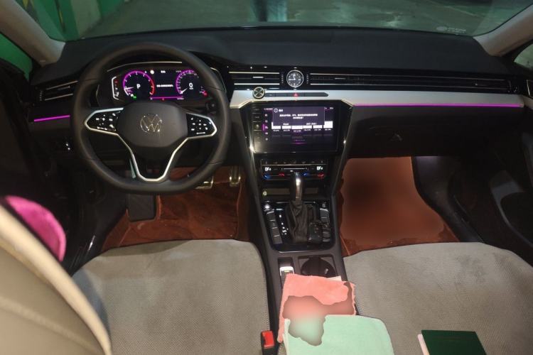 Used Volkswagen Magotan 2025 Zhongxiang Version 330TSI DSG Luxury Edition Center Console