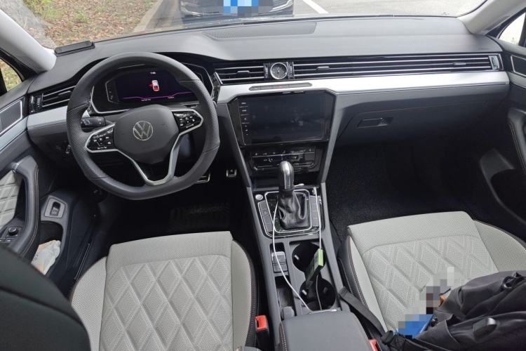 Used Volkswagen Magotan 2025 Zhongxiang Version 330TSI DSG Luxury Edition Center Console