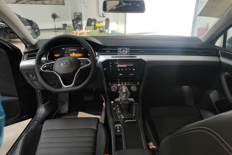 Used Volkswagen Magotan 2025 Zhongxiang Version 280TSI DSG Comfort Edition Center Console
