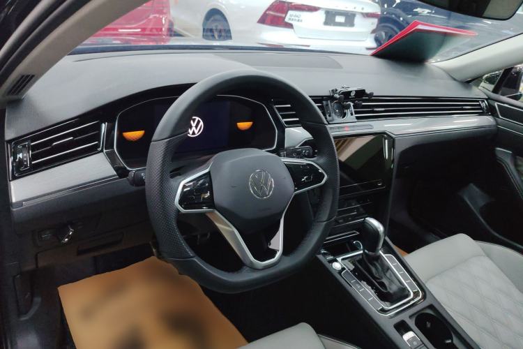 Used Volkswagen Magotan 2025 Zhongxiang Model 280TSI DSG Luxury Version Center Console