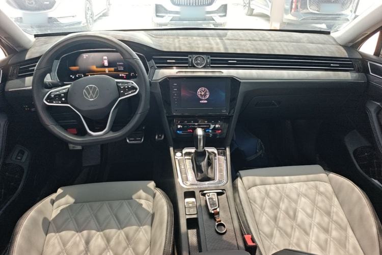 Used Volkswagen Magotan 2025 Zhongxiang Model 280TSI DSG Luxury Version Center Console