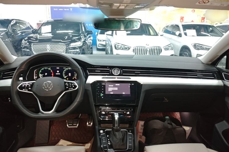 Used Volkswagen Magotan 2025 Zhongxiang Version 330TSI DSG Luxury Edition Center Console
