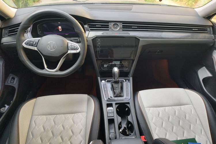 Used Volkswagen Magotan 2025 Revised Version 2 Zhongxiang Edition 330TSI DSG Luxury Trim Center Console
