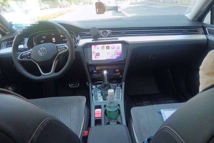Used Volkswagen Magotan 2025 Revised Version Zhongxiang Edition 330TSI DSG Luxury Trim Center Console