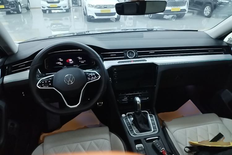 Used Volkswagen Magotan 2025 Zhongxiang Version 330TSI DSG Luxury Edition Center Console