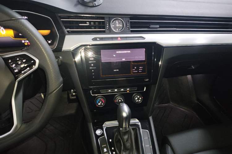 Used Volkswagen Magotan 2025 Zhongxiang Version 280TSI DSG Comfort Edition Center Console