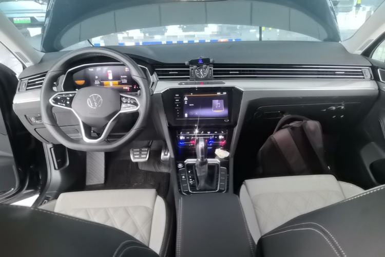 Used Volkswagen Magotan 2025 Revised Version Zhongxiang Edition 280TSI DSG Luxury Trim Center Console