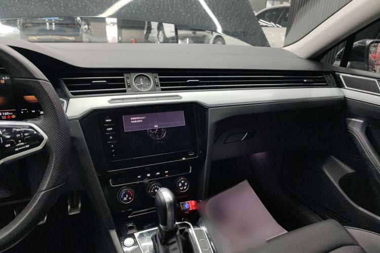 Used Volkswagen Magotan 2025 Zhongxiang Version 280TSI DSG Comfort Edition Center Console