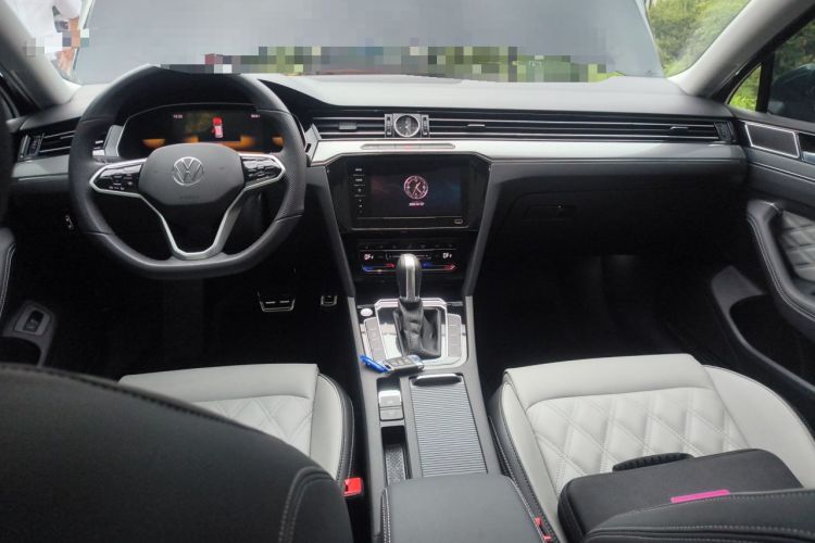 Used Volkswagen Magotan 2025 Zhongxiang Model 280TSI DSG Luxury Version Center Console