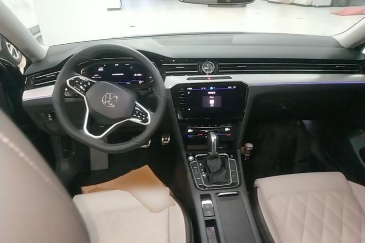 Used Volkswagen Magotan 2025 Revised Version Zhongxiang Edition 330TSI DSG Luxury Trim Center Console