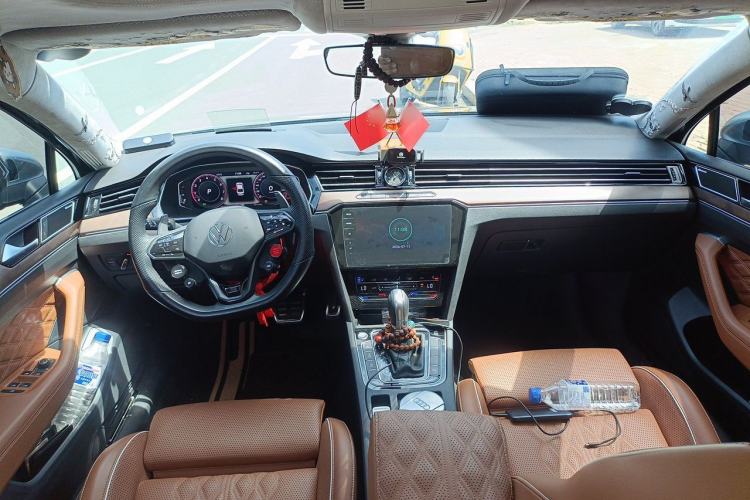 Used Volkswagen Magotan 2025 Zhongxiang Version 330TSI DSG Luxury Edition Center Console