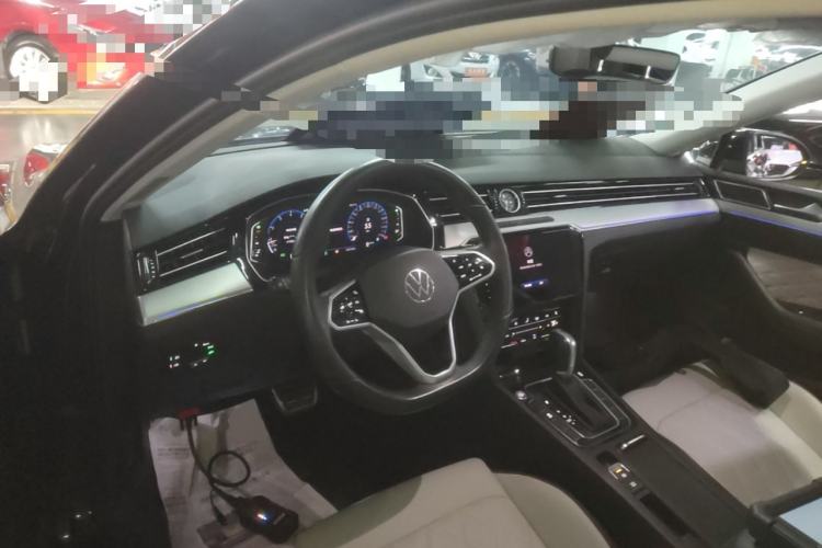 Used Volkswagen Magotan 2025 Zhongxiang Version 330TSI DSG Luxury Edition Center Console