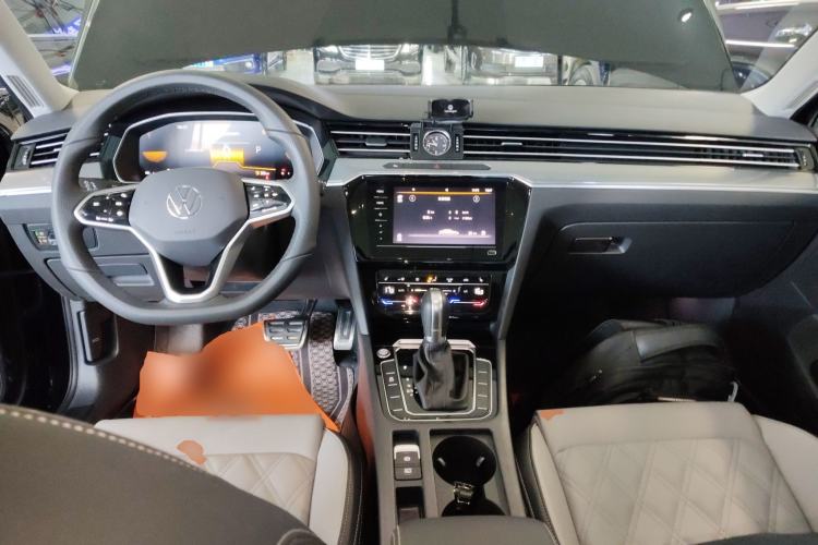 Used Volkswagen Magotan 2025 Revised Version Zhongxiang Edition 280TSI DSG Luxury Trim Center Console