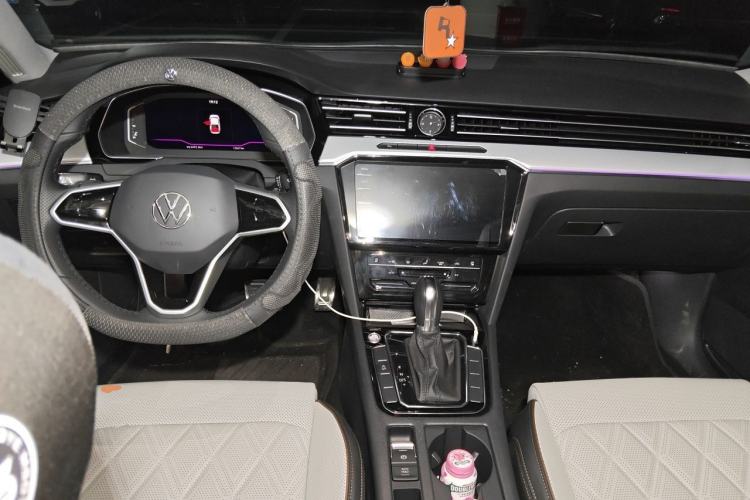 Used Volkswagen Magotan 2025 Revised Version Zhongxiang Edition 330TSI DSG Luxury Trim Center Console