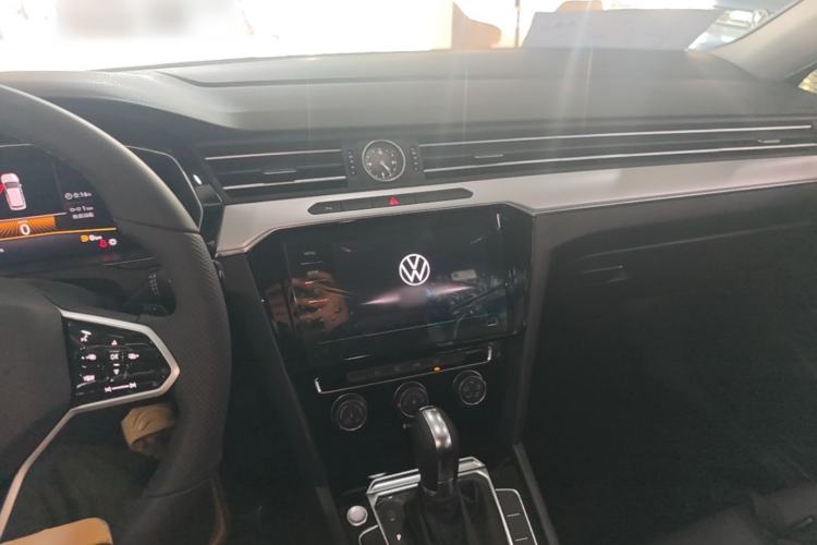 Used Volkswagen Magotan 2025 Zhongxiang Version 280TSI DSG Comfort Edition Center Console