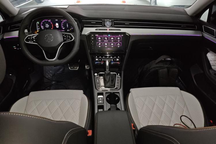 Used Volkswagen Magotan 2025 Revised Version Zhongxiang Edition 330TSI DSG Luxury Trim Center Console