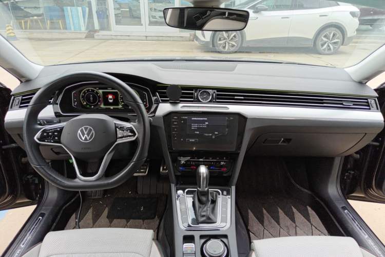 Used Volkswagen Magotan 2025 Zhongxiang Version 330TSI DSG Luxury Edition Center Console