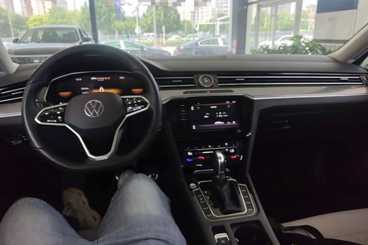 Used Volkswagen Magotan 2025 Revised Version Zhongxiang Edition 280TSI DSG Luxury Trim Center Console
