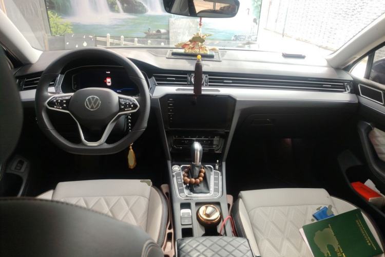 Used Volkswagen Magotan 2025 Zhongxiang Version 330TSI DSG Luxury Edition Center Console