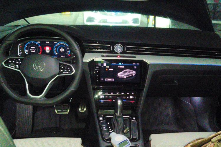 Used Volkswagen Magotan 2025 Revised Version Zhongxiang Edition 330TSI DSG Luxury Trim Center Console