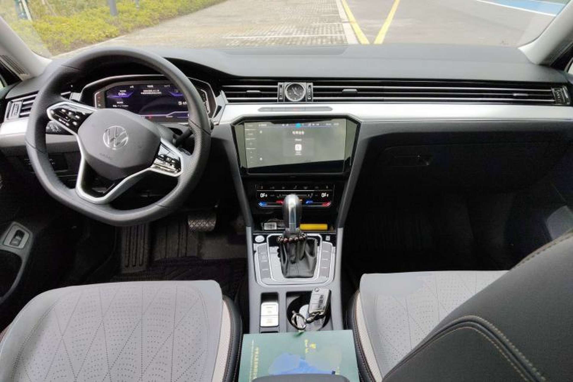 Used Volkswagen Magotan 2025 Zhongxiang Version 330TSI DSG Luxury Edition Center Console