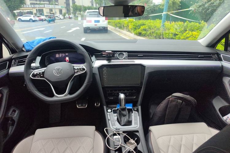 Used Volkswagen Magotan 2025 Zhongxiang Version 330TSI DSG Luxury Edition Center Console