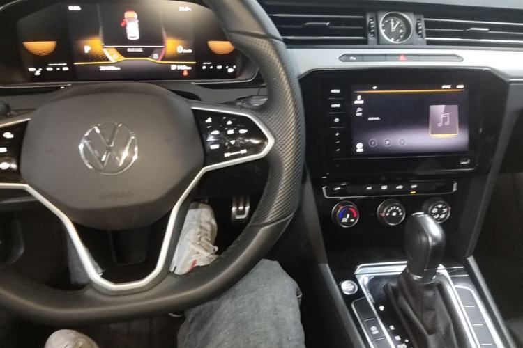 Used Volkswagen Magotan 2025 Zhongxiang Version 280TSI DSG Comfort Edition Center Console