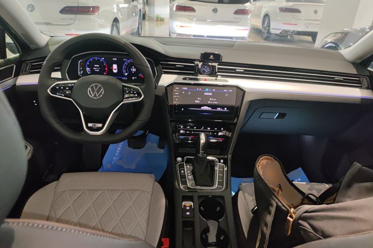 Used Volkswagen Magotan 2025 Revised Version 2 Zhongxiang Edition 330TSI DSG Luxury Trim Center Console