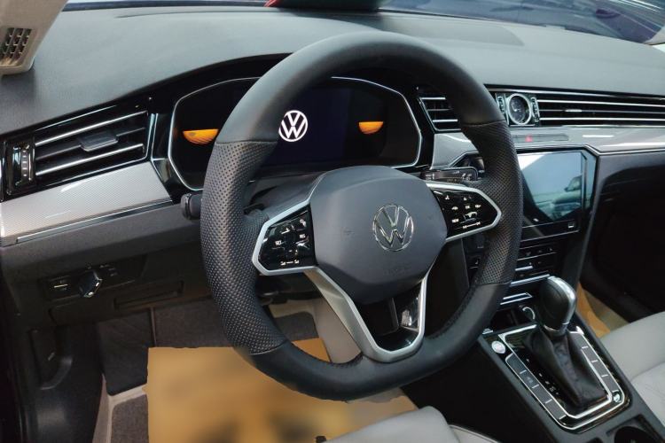 Used Volkswagen Magotan 2025 Zhongxiang Model 280TSI DSG Luxury Version Center Console