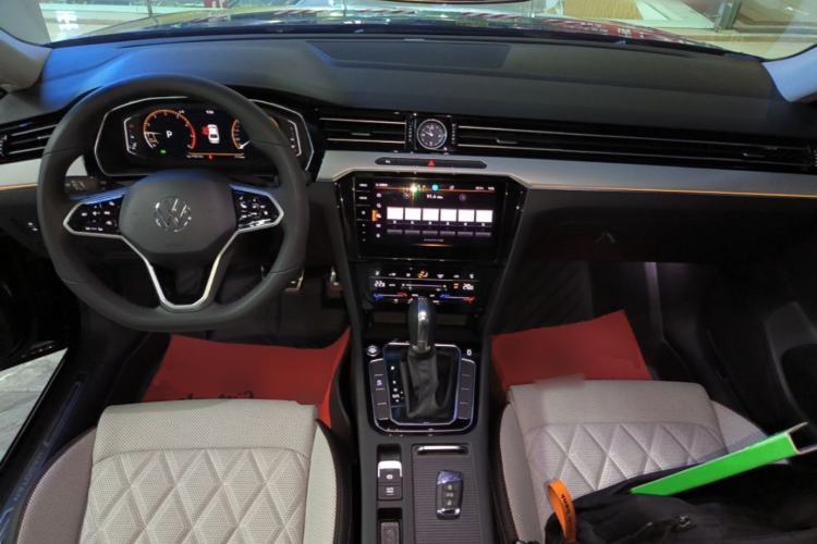 Used Volkswagen Magotan 2025 Zhongxiang Version 330TSI DSG Luxury Edition Center Console