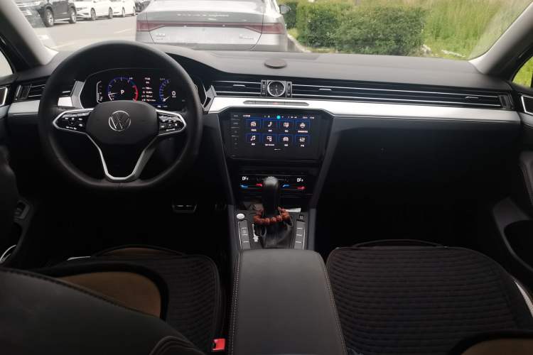 Used Volkswagen Magotan 2025 Revised Version Zhongxiang Edition 330TSI DSG Luxury Trim Center Console