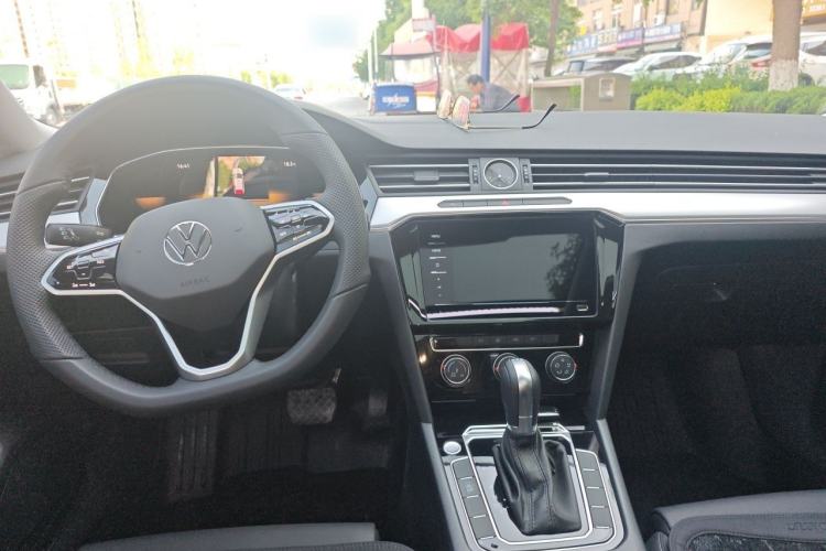 Used Volkswagen Magotan 2025 Zhongxiang Version 280TSI DSG Comfort Edition Center Console