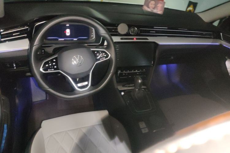 Used Volkswagen Magotan 2025 Zhongxiang Version 330TSI DSG Luxury Edition Center Console