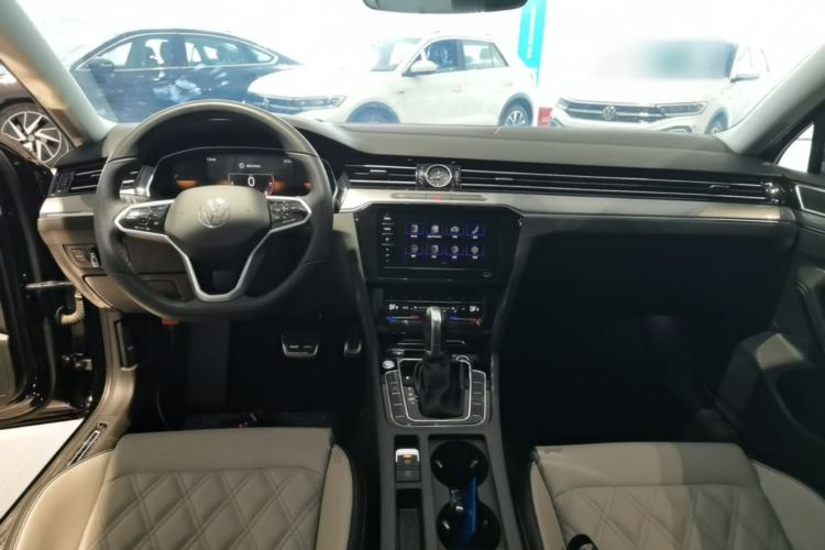 Used Volkswagen Magotan 2025 Revised Version Zhongxiang Edition 280TSI DSG Luxury Trim Center Console