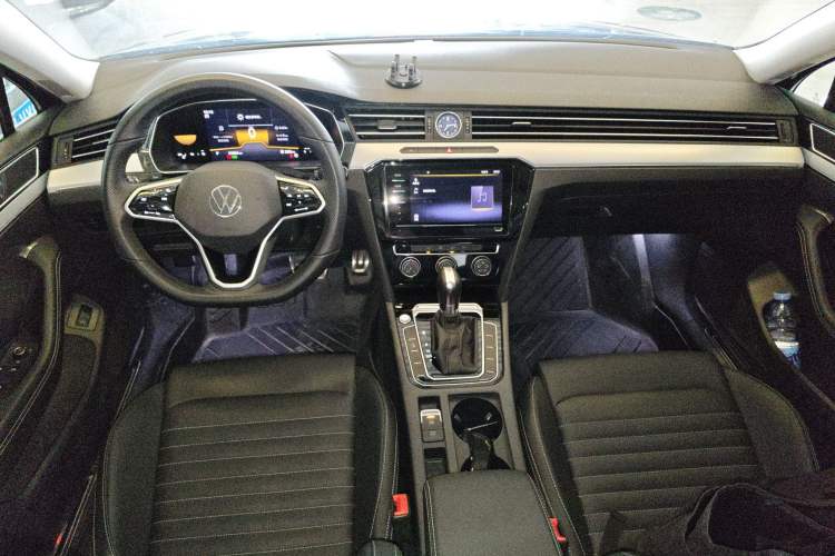 Used Volkswagen Magotan 2025 Zhongxiang Version 280TSI DSG Comfort Edition Center Console