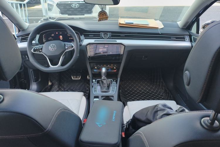 Used Volkswagen Magotan 2025 Revised Version Zhongxiang Edition 330TSI DSG Luxury Trim Center Console