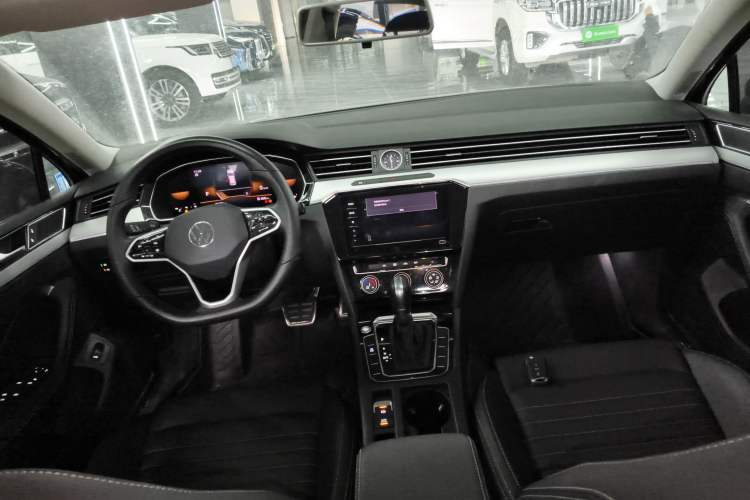 Used Volkswagen Magotan 2025 Zhongxiang Version 280TSI DSG Comfort Edition Center Console