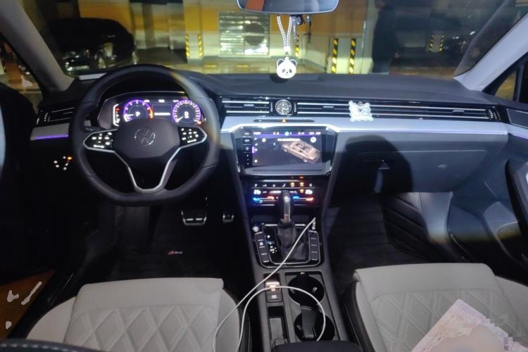 Used Volkswagen Magotan 2025 Revised Version Zhongxiang Edition 330TSI DSG Luxury Trim Center Console