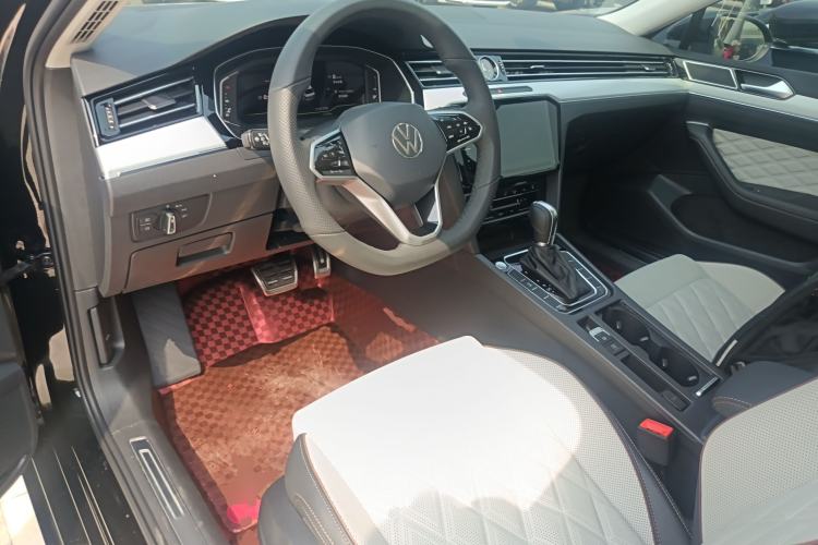 Used Volkswagen Magotan 2025 Revised Version Zhongxiang Edition 330TSI DSG Luxury Trim Center Console