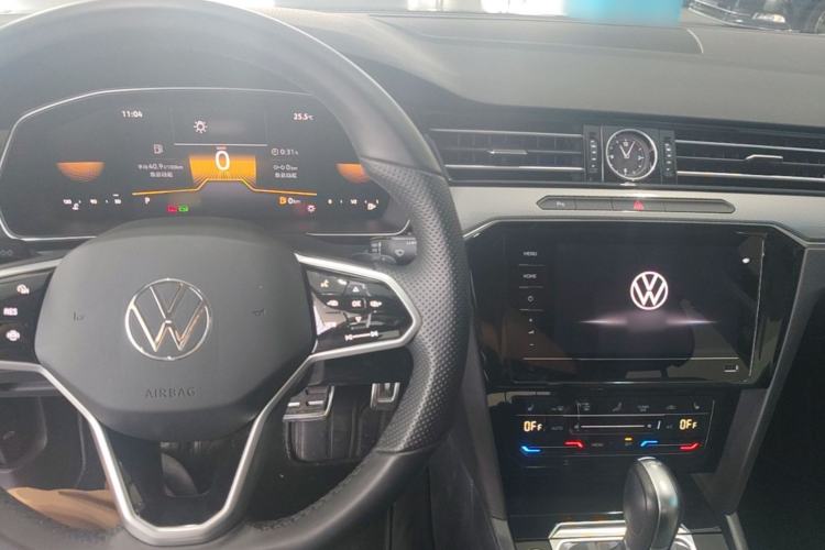 Used Volkswagen Magotan 2025 Revised Version Zhongxiang Edition 280TSI DSG Luxury Trim Center Console